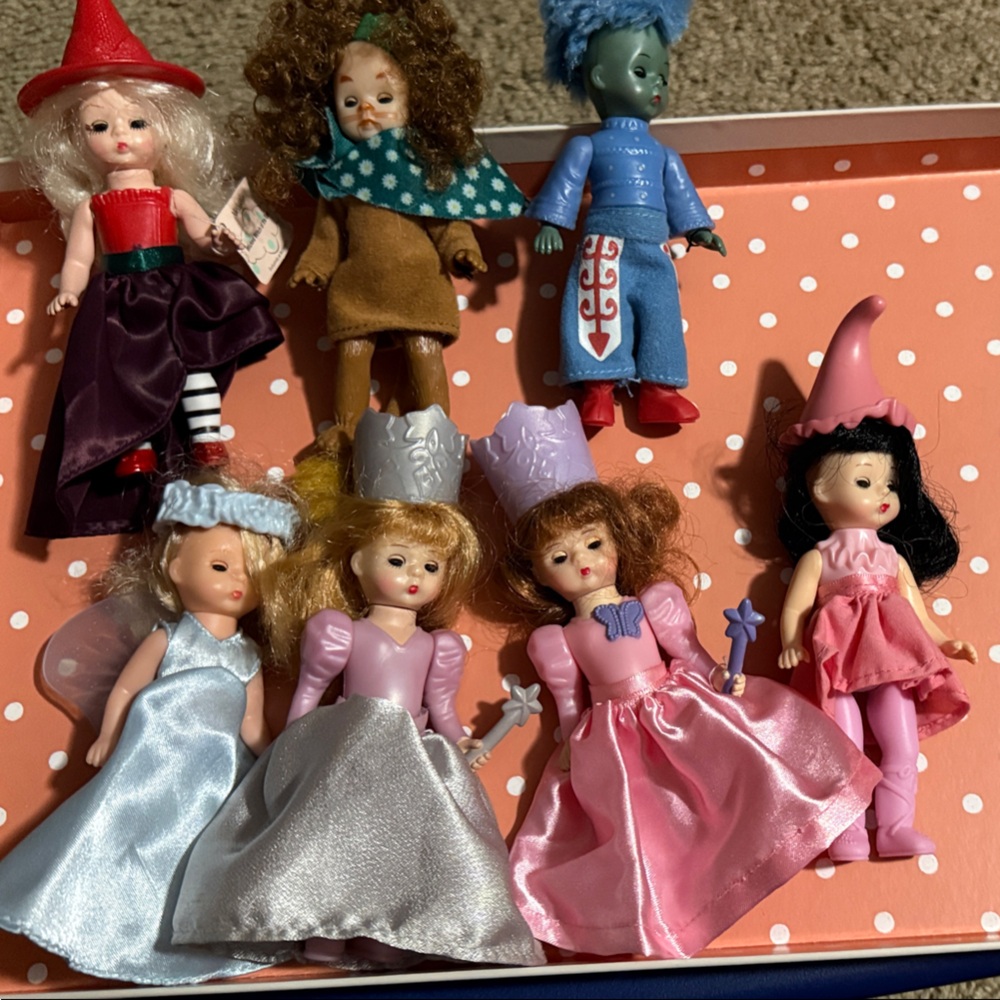 Madame Alexander wizard of oz McDonald’s Doll Collection -Scarecrow included.
